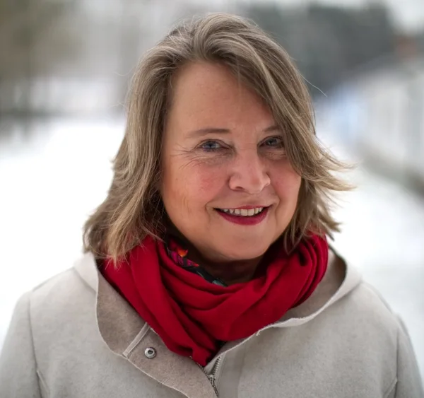 Portrait von Claudia Mönch in winterlicher Landschaft